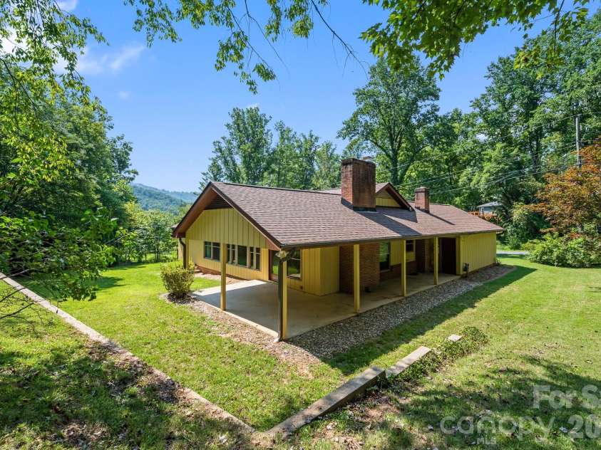 63 Pinecroft Road, Asheville, NC 28804.  MLS# CAR4352217, YatesRealty ID 26495. 