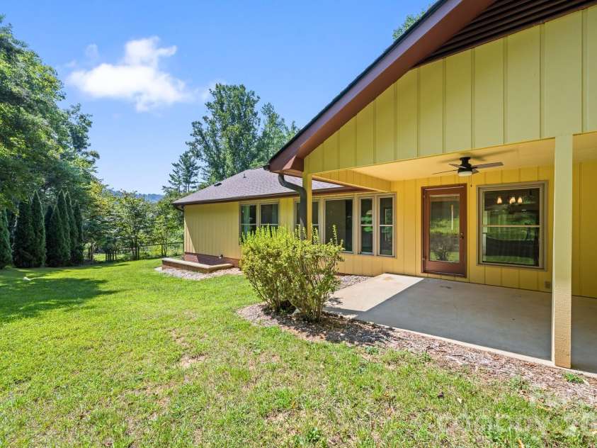 63 Pinecroft Road, Asheville, NC 28804.  MLS# CAR4352217, YatesRealty ID 26495. 