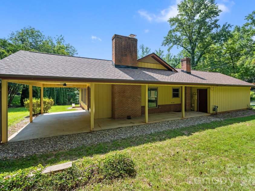 63 Pinecroft Road, Asheville, NC 28804.  MLS# CAR4352217, YatesRealty ID 26495. 