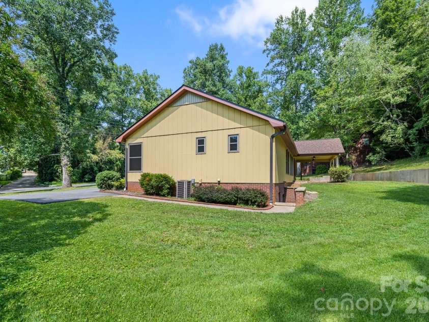 63 Pinecroft Road, Asheville, NC 28804.  MLS# CAR4352217, YatesRealty ID 26495. 