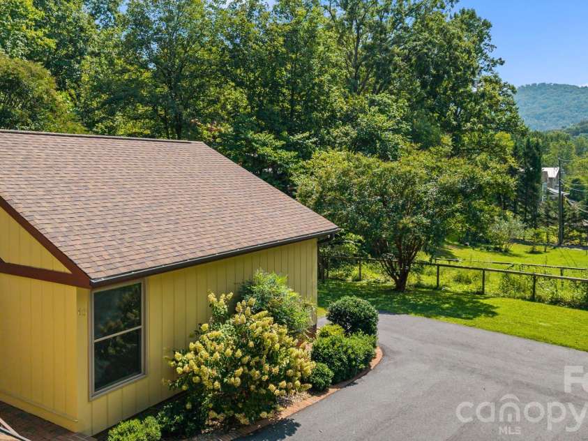 63 Pinecroft Road, Asheville, NC 28804.  MLS# CAR4352217, YatesRealty ID 26495. 