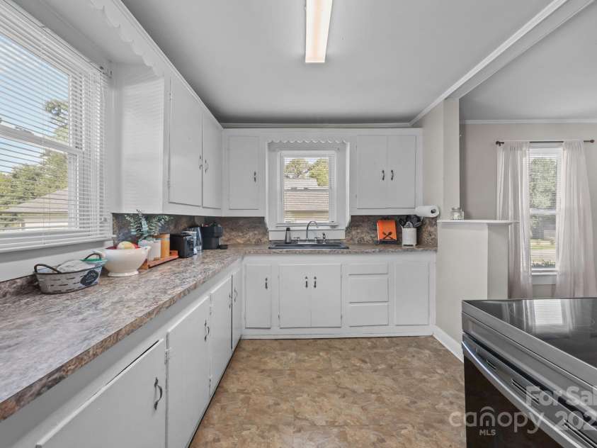 1052 22nd Street, Kannapolis, NC 28083.  MLS# CAR4282342, YatesRealty ID 26496. 