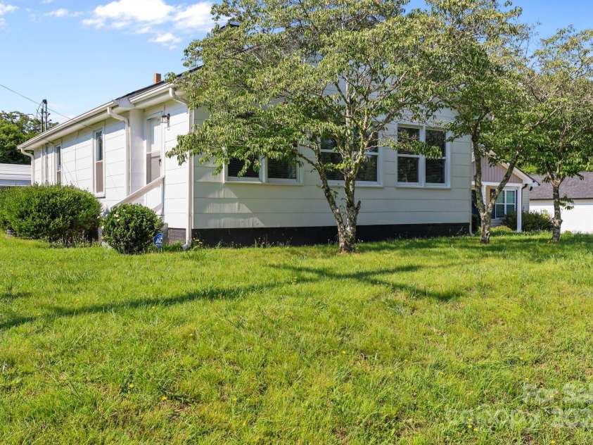 1052 22nd Street, Kannapolis, NC 28083.  MLS# CAR4282342, YatesRealty ID 26496. 