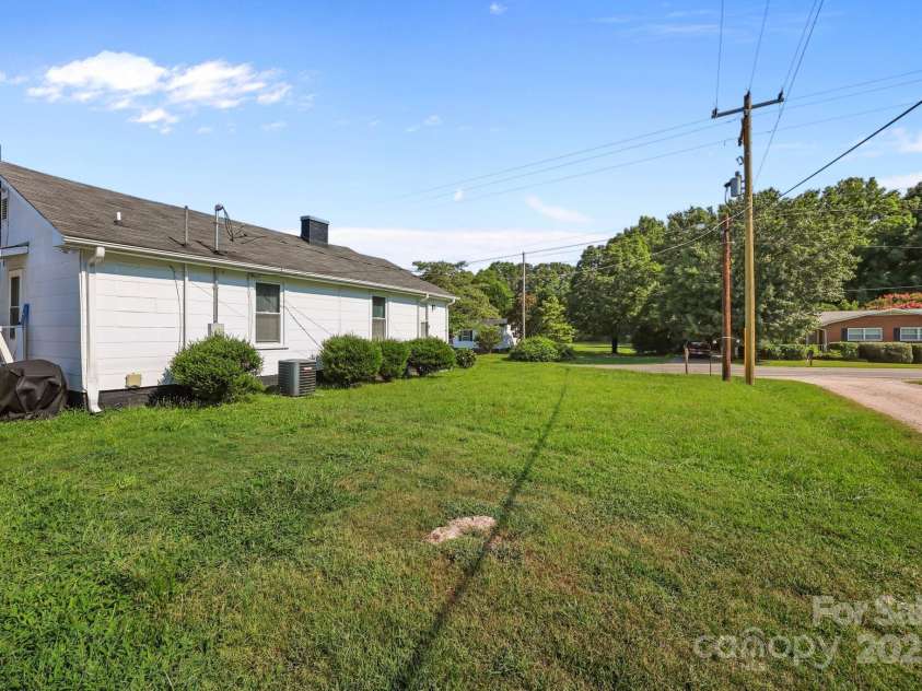 1052 22nd Street, Kannapolis, NC 28083.  MLS# CAR4282342, YatesRealty ID 26496. 