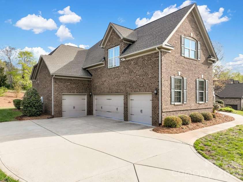 1015 Golden Bell Drive, Waxhaw, NC 28173.  MLS# CAR4361924, YatesRealty ID 26498. 