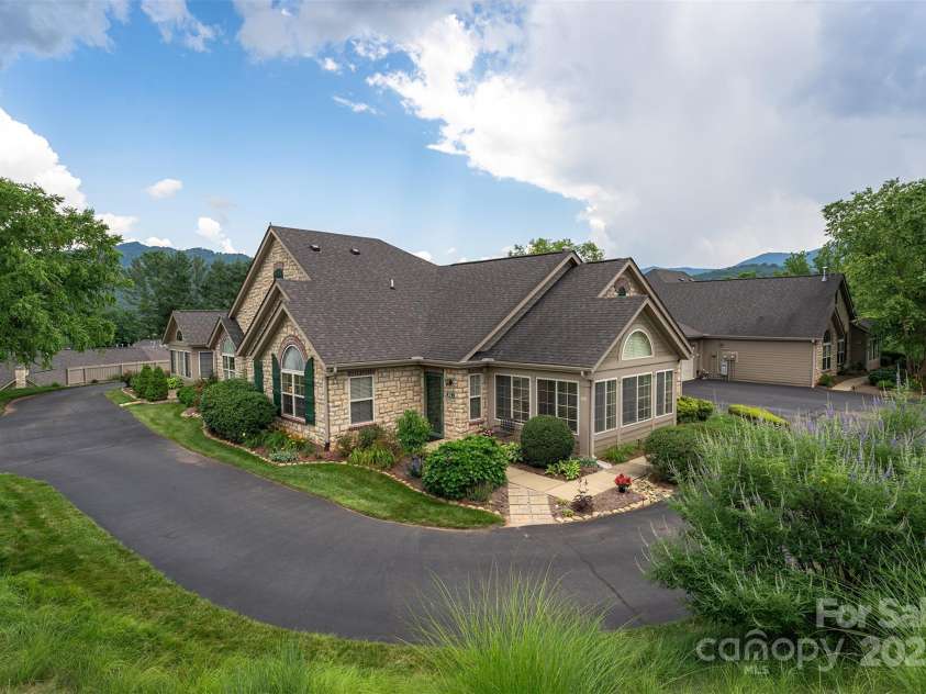 81 Outlook Circle, Swannanoa, NC 28778.  MLS# CAR4276344, YatesRealty ID 26498. 