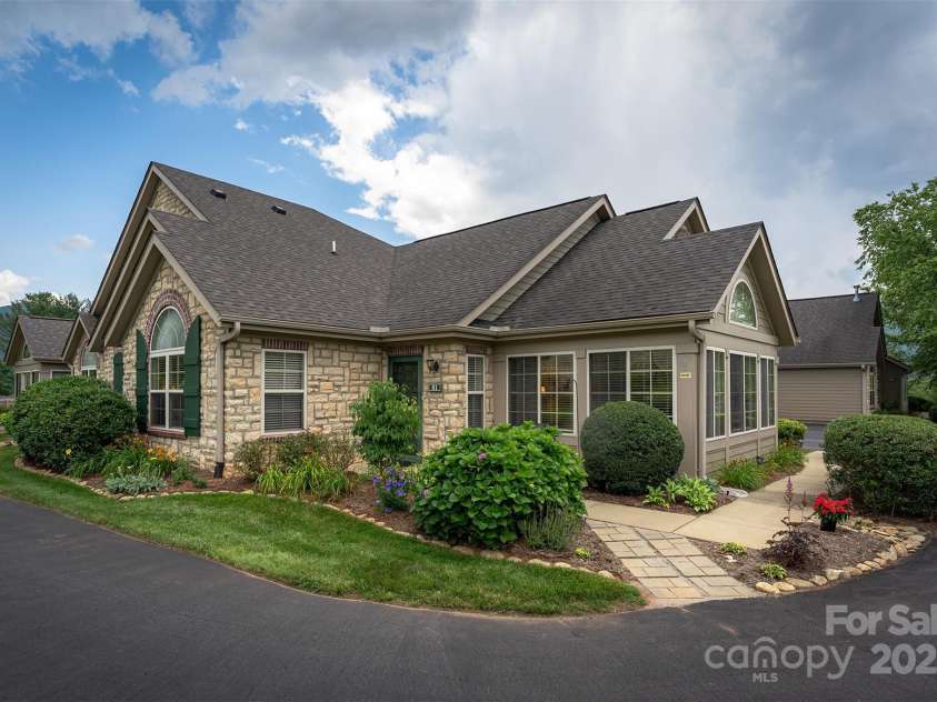 81 Outlook Circle, Swannanoa, NC 28778.  MLS# CAR4276344, YatesRealty ID 26498. 