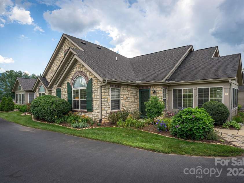 81 Outlook Circle, Swannanoa, NC 28778.  MLS# CAR4276344, YatesRealty ID 26498. 