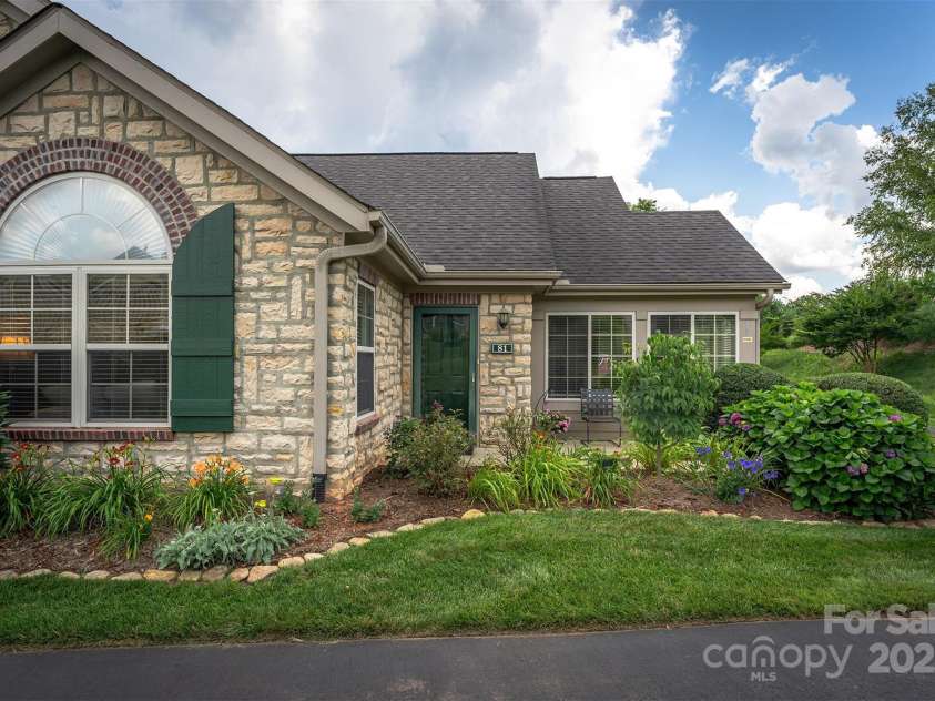 81 Outlook Circle, Swannanoa, NC 28778.  MLS# CAR4276344, YatesRealty ID 26498. 