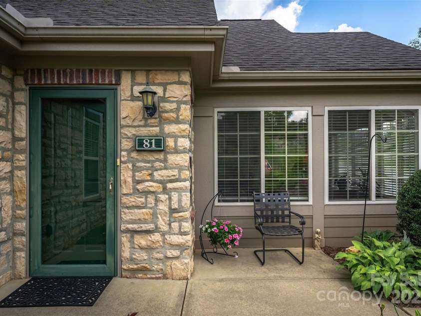81 Outlook Circle, Swannanoa, NC 28778.  MLS# CAR4276344, YatesRealty ID 26498. 