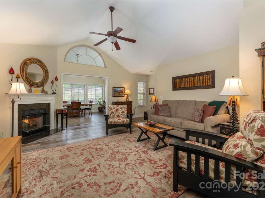 81 Outlook Circle, Swannanoa, NC 28778.  MLS# CAR4276344, YatesRealty ID 26498. 
