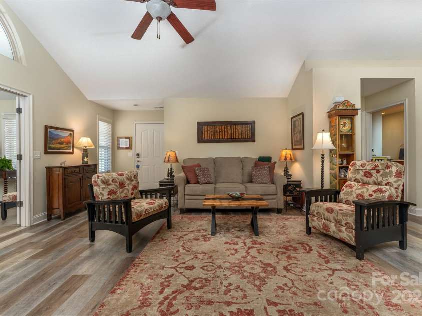 81 Outlook Circle, Swannanoa, NC 28778.  MLS# CAR4276344, YatesRealty ID 26498. 
