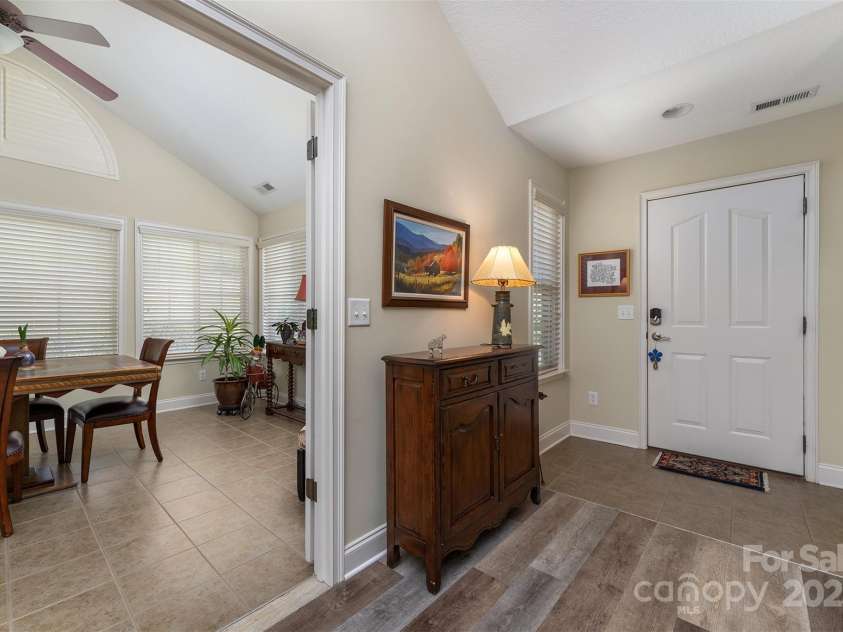 81 Outlook Circle, Swannanoa, NC 28778.  MLS# CAR4276344, YatesRealty ID 26498. 