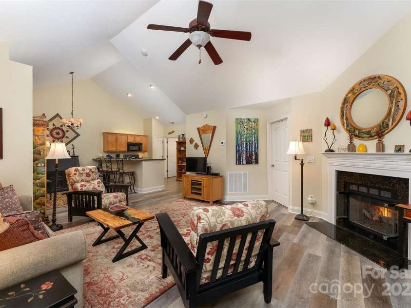 81 Outlook Circle, Swannanoa, NC 28778.  MLS# CAR4276344, YatesRealty ID 26498. 