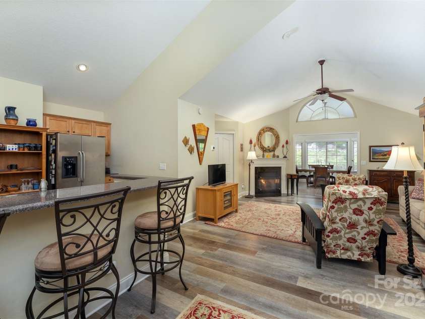 81 Outlook Circle, Swannanoa, NC 28778.  MLS# CAR4276344, YatesRealty ID 26498. 