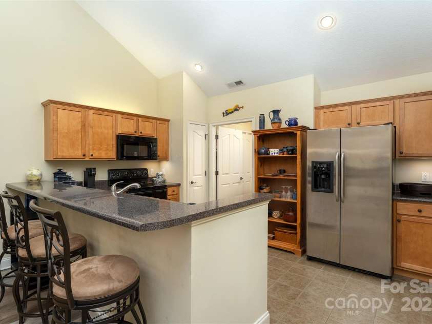 81 Outlook Circle, Swannanoa, NC 28778.  MLS# CAR4276344, YatesRealty ID 26498. 