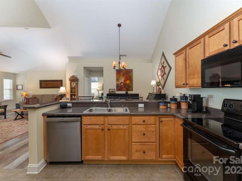 81 Outlook Circle, Swannanoa, NC 28778.  MLS# CAR4276344, YatesRealty ID 26498. 