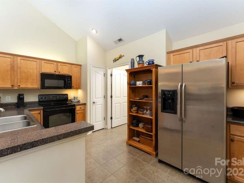 81 Outlook Circle, Swannanoa, NC 28778.  MLS# CAR4276344, YatesRealty ID 26498. 