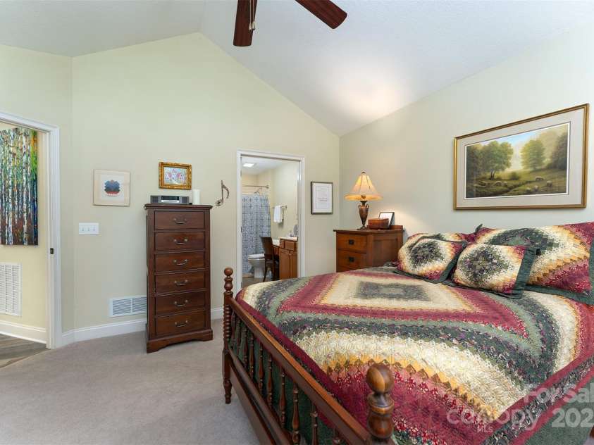 81 Outlook Circle, Swannanoa, NC 28778.  MLS# CAR4276344, YatesRealty ID 26498. 