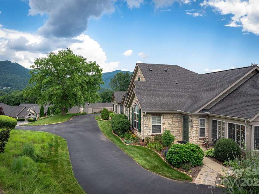 81 Outlook Circle, Swannanoa, NC 28778.  MLS# CAR4276344, YatesRealty ID 26498. 