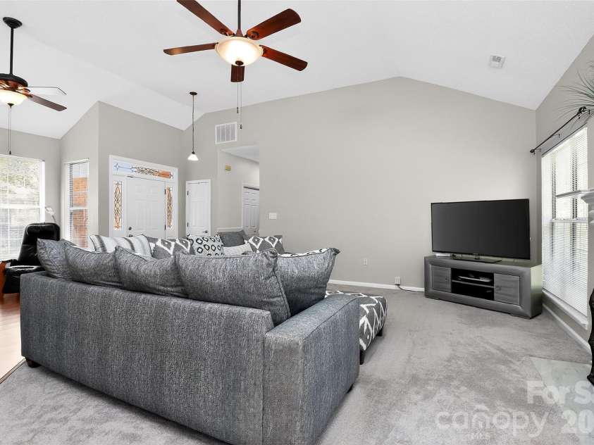 10631 Jardin Way, Charlotte, NC 28215.  MLS# CAR4366111, YatesRealty ID 26499. 