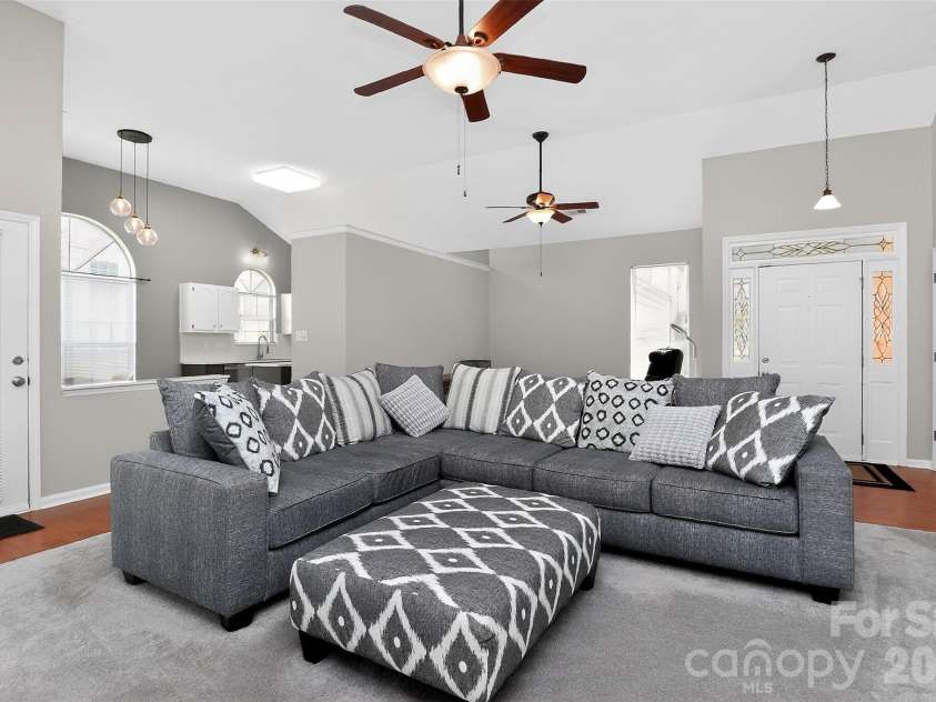 10631 Jardin Way, Charlotte, NC 28215.  MLS# CAR4366111, YatesRealty ID 26499. 