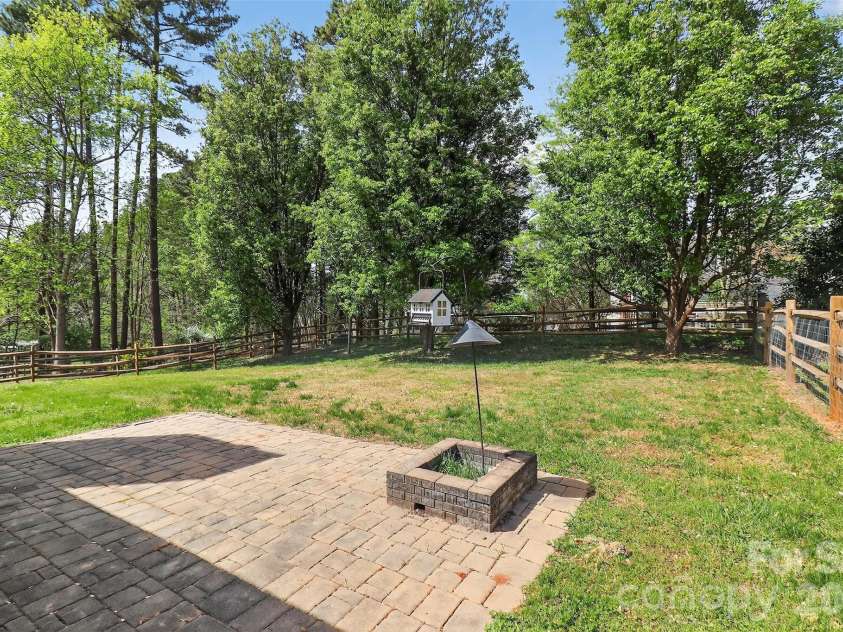10631 Jardin Way, Charlotte, NC 28215.  MLS# CAR4366111, YatesRealty ID 26499. 