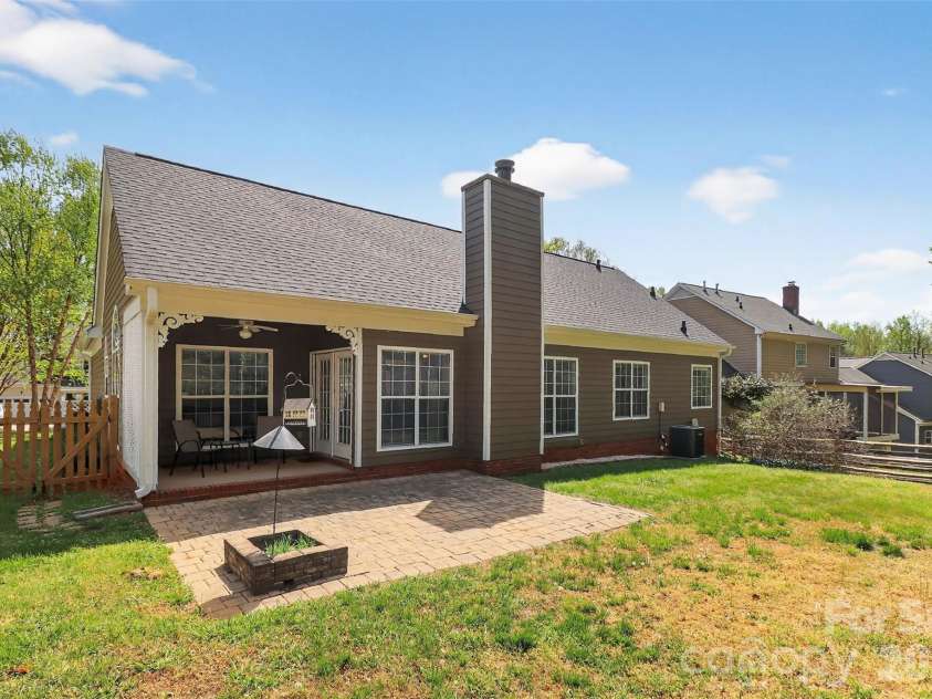 10631 Jardin Way, Charlotte, NC 28215.  MLS# CAR4366111, YatesRealty ID 26499. 
