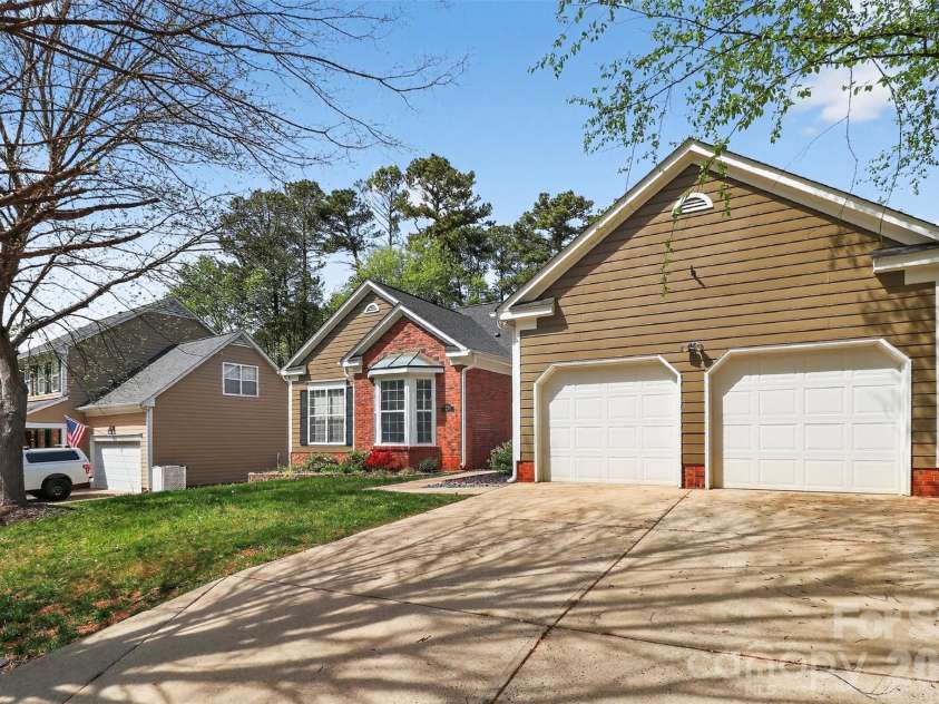 10631 Jardin Way, Charlotte, NC 28215.  MLS# CAR4366111, YatesRealty ID 26499. 