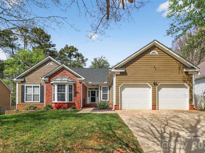 10631 Jardin Way, Charlotte, NC 28215.  MLS# CAR4366111, YatesRealty ID 26499. 