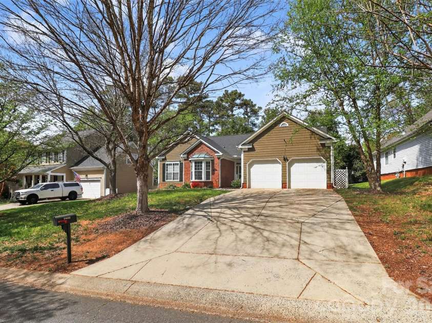10631 Jardin Way, Charlotte, NC 28215.  MLS# CAR4366111, YatesRealty ID 26499. 