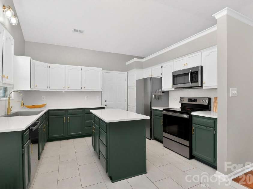 10631 Jardin Way, Charlotte, NC 28215.  MLS# CAR4366111, YatesRealty ID 26499. 