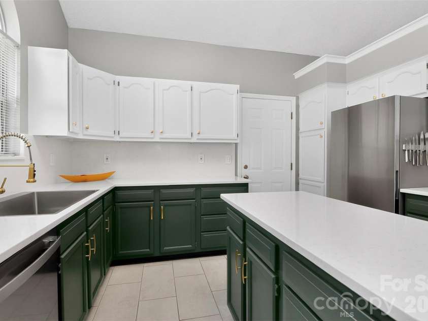 10631 Jardin Way, Charlotte, NC 28215.  MLS# CAR4366111, YatesRealty ID 26499. 