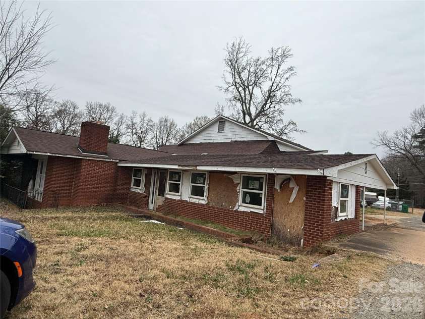 8106 Mount Holly Road, Charlotte, NC 28214.  MLS# CAR4395863, YatesRealty ID 2650. 