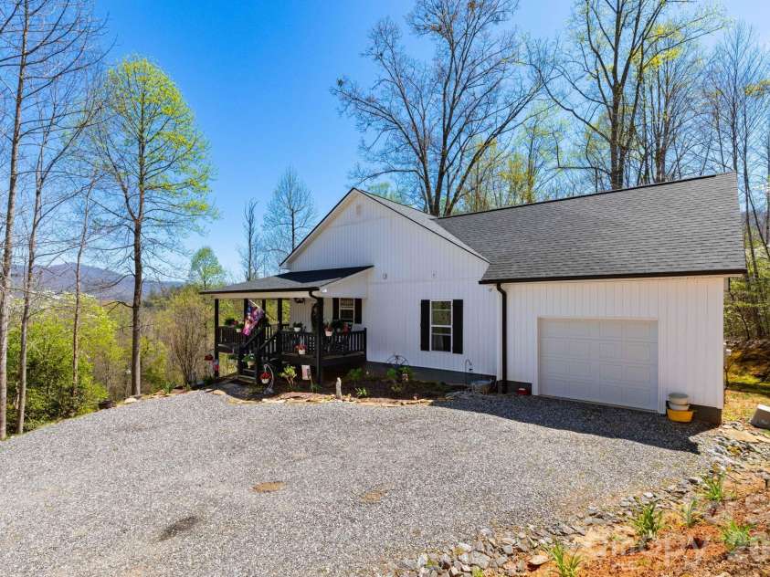 153 Fairlane Loop, Whittier, NC 28789.  MLS# CAR4368532, YatesRealty ID 26501. 