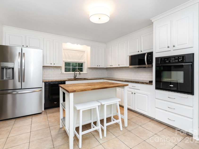 2734 Dunlavin Way, Charlotte, NC 28205.  MLS# CAR4282066, YatesRealty ID 26501. 