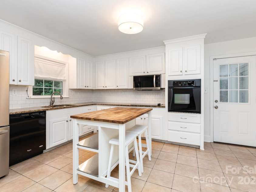 2734 Dunlavin Way, Charlotte, NC 28205.  MLS# CAR4282066, YatesRealty ID 26501. 