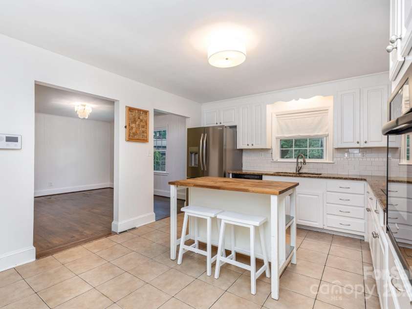 2734 Dunlavin Way, Charlotte, NC 28205.  MLS# CAR4282066, YatesRealty ID 26501. 