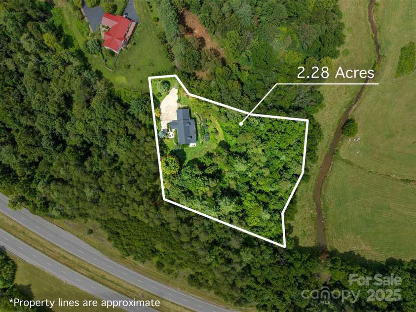 15 Willow Knolls Drive, Weaverville, NC 28787.  MLS# CAR4281968, YatesRealty ID 26504. 