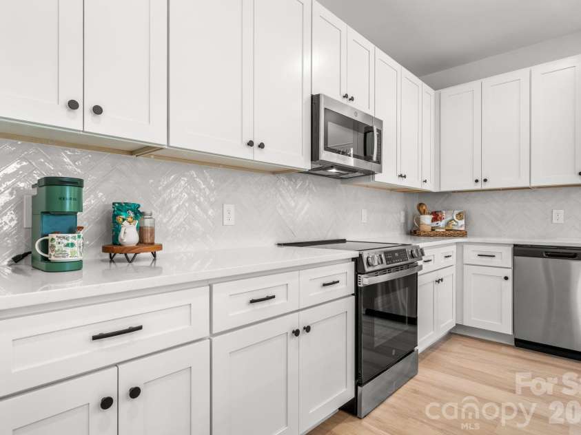 5256 Whitewater Drive, Hickory, NC 28601.  MLS# CAR4378466, YatesRealty ID 26507. 