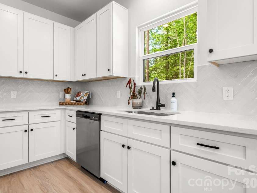 5256 Whitewater Drive, Hickory, NC 28601.  MLS# CAR4378466, YatesRealty ID 26507. 