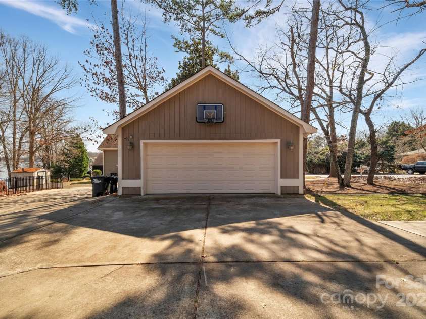 1077 Gauguin Lane, Tega Cay, SC 29708.  MLS# CAR4219217, YatesRealty ID 2651. Detached Garage
