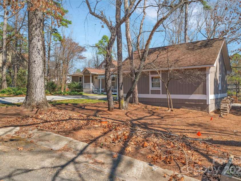 1077 Gauguin Lane, Tega Cay, SC 29708.  MLS# CAR4219217, YatesRealty ID 2651. Detached Garage & Long  Driveway