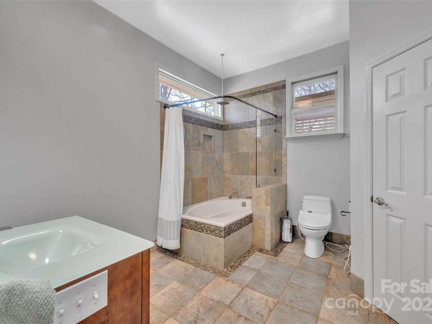 1077 Gauguin Lane, Tega Cay, SC 29708.  MLS# CAR4219217, YatesRealty ID 2651. Primary Bath