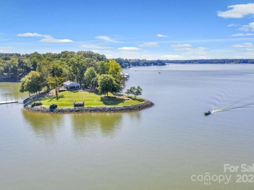 1077 Gauguin Lane, Tega Cay, SC 29708.  MLS# CAR4219217, YatesRealty ID 2651. Windjammer Park, Tega Cay, SC on Lake Wylie