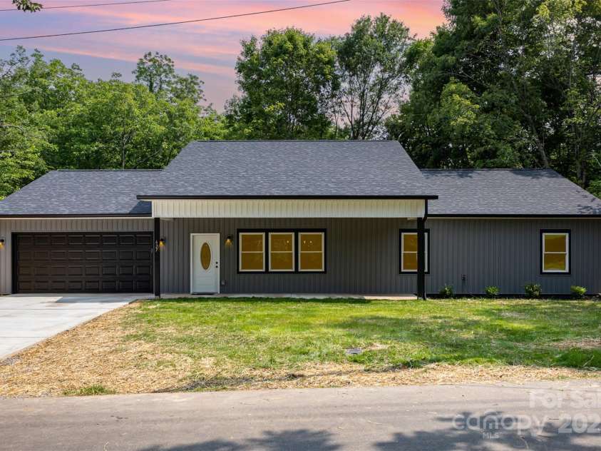 627 West Main Extension, Lincolnton, NC 28092.  MLS# CAR4321188, YatesRealty ID 26510. 