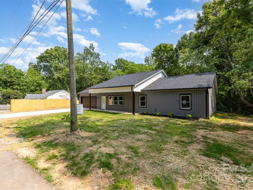 627 West Main Extension, Lincolnton, NC 28092.  MLS# CAR4321188, YatesRealty ID 26510. 