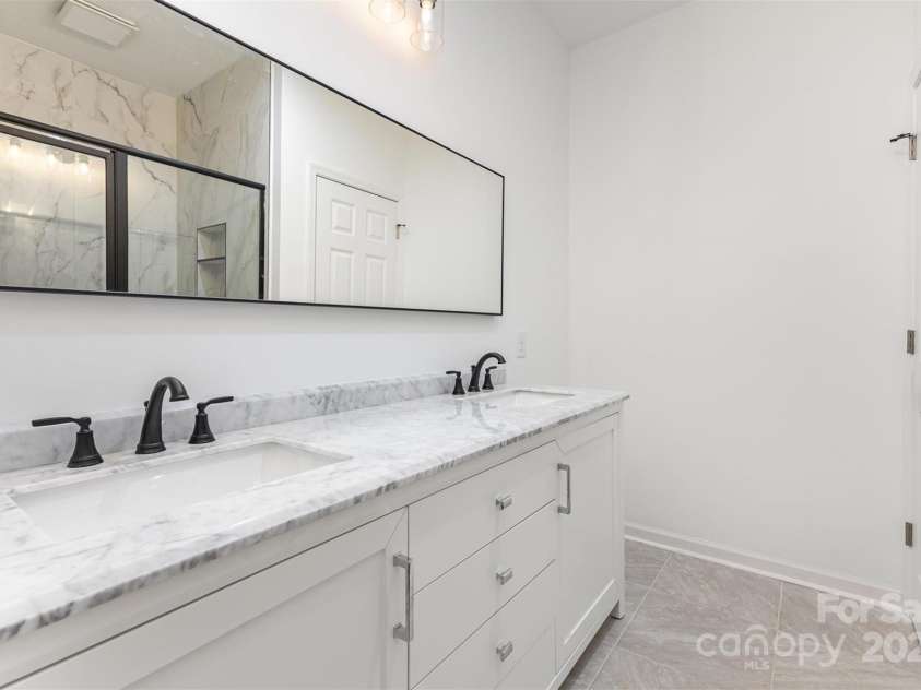 627 West Main Extension, Lincolnton, NC 28092.  MLS# CAR4321188, YatesRealty ID 26510. Primary Bath