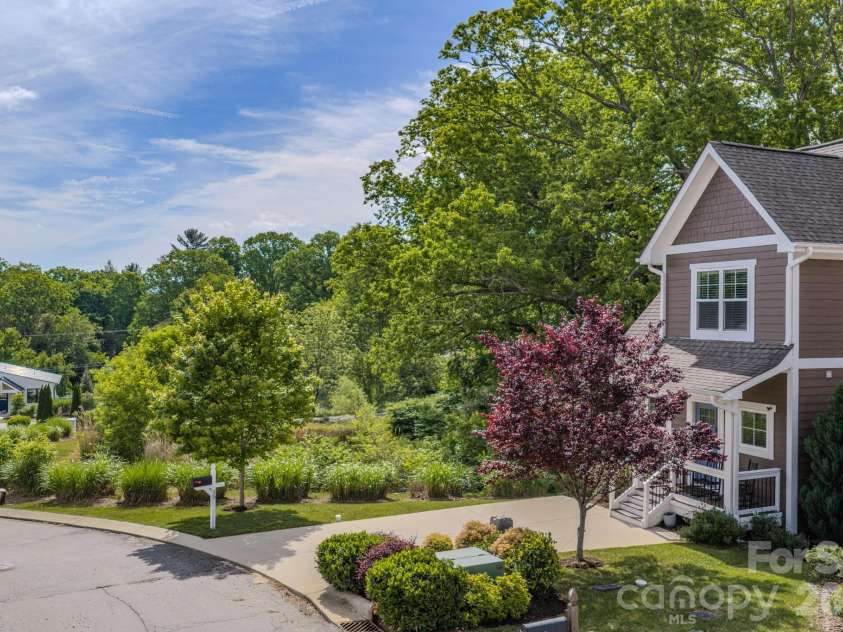 15 Tudor Way, Black Mountain, NC 28711.  MLS# CAR4379206, YatesRealty ID 26511. 