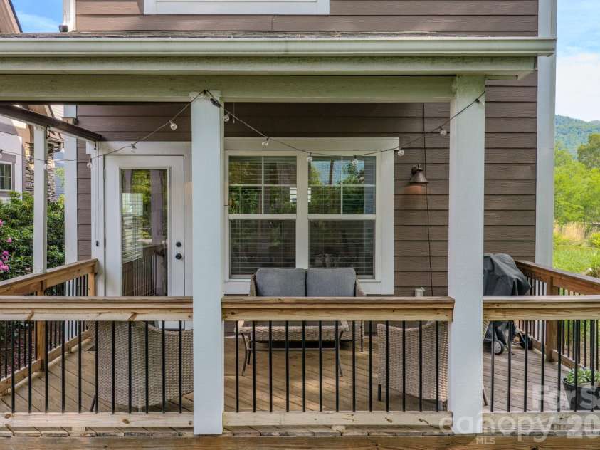 15 Tudor Way, Black Mountain, NC 28711.  MLS# CAR4379206, YatesRealty ID 26511. 